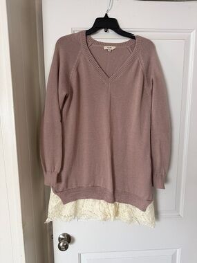 Soft Mauve V-Neck Sweater with Lace Hem